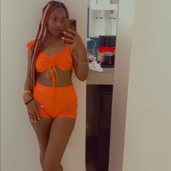 From shein comes with top and bottom size small - Picture 4 of 4